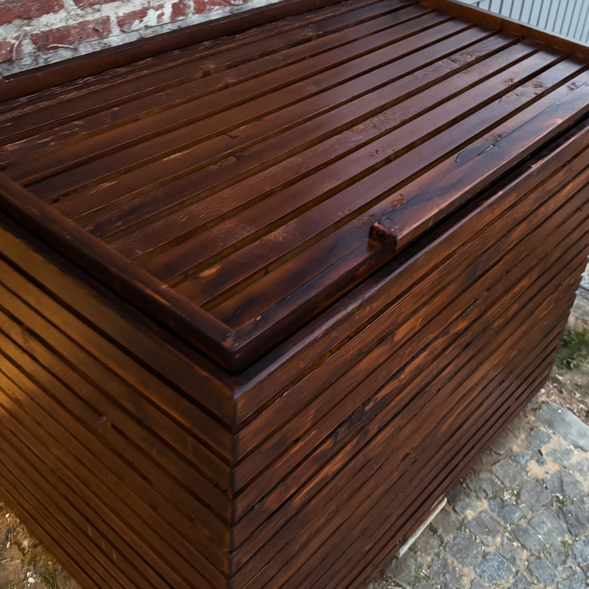 Houten vuilzakopslag