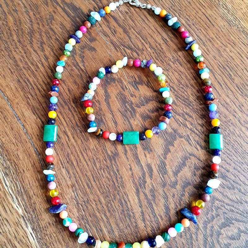 Ketting en armband met veel kleur, cominatie edelsteen en andere kralen