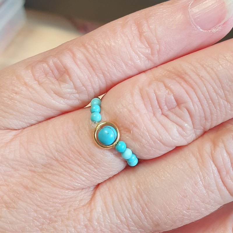 Ringetje met Turkoois op elastiek en verguld zilveren metalen ring