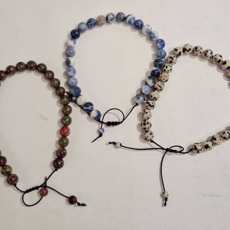 Armbanden verstelbaar op koord in plaats van elastiek, Drakenbloedsteen, Sodaliet, Dalmatiër Jaspis