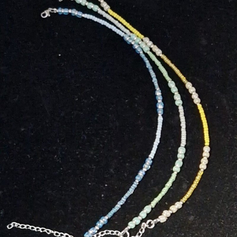 2 Enkelbandjes verschillende kleuren rocailles