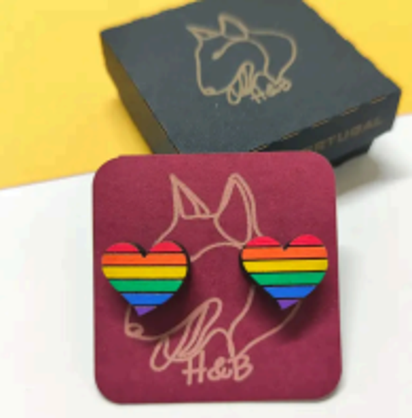 Houten kleurrijke regenbooghartjes