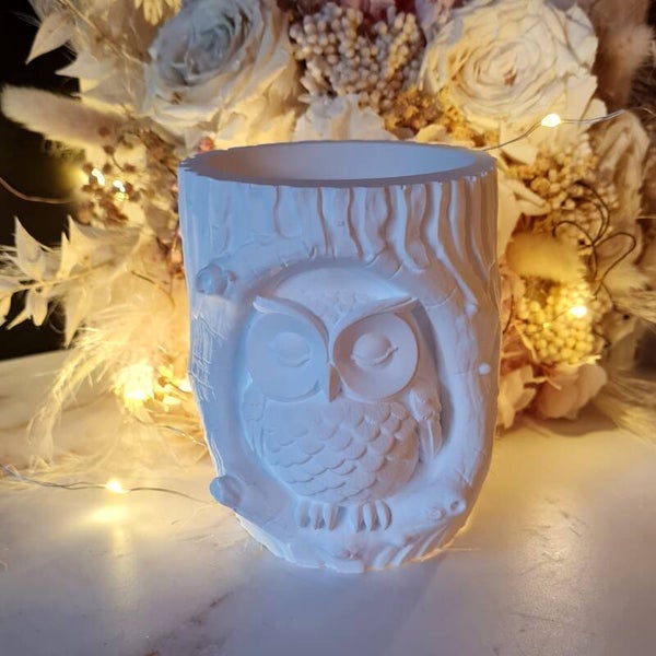 Handgegossener Baumstamm mit 3D-Eule – dekorativer Stiftehalter & Kerzenhalter