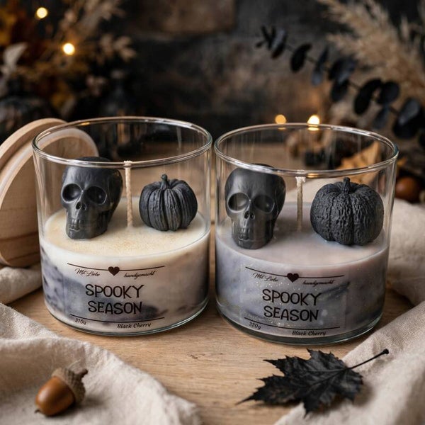 SPOOKY SEASON - Black Cherry 🖤💀 Schwarze Totenkopf & Kürbis Kerze - Halloween Edition