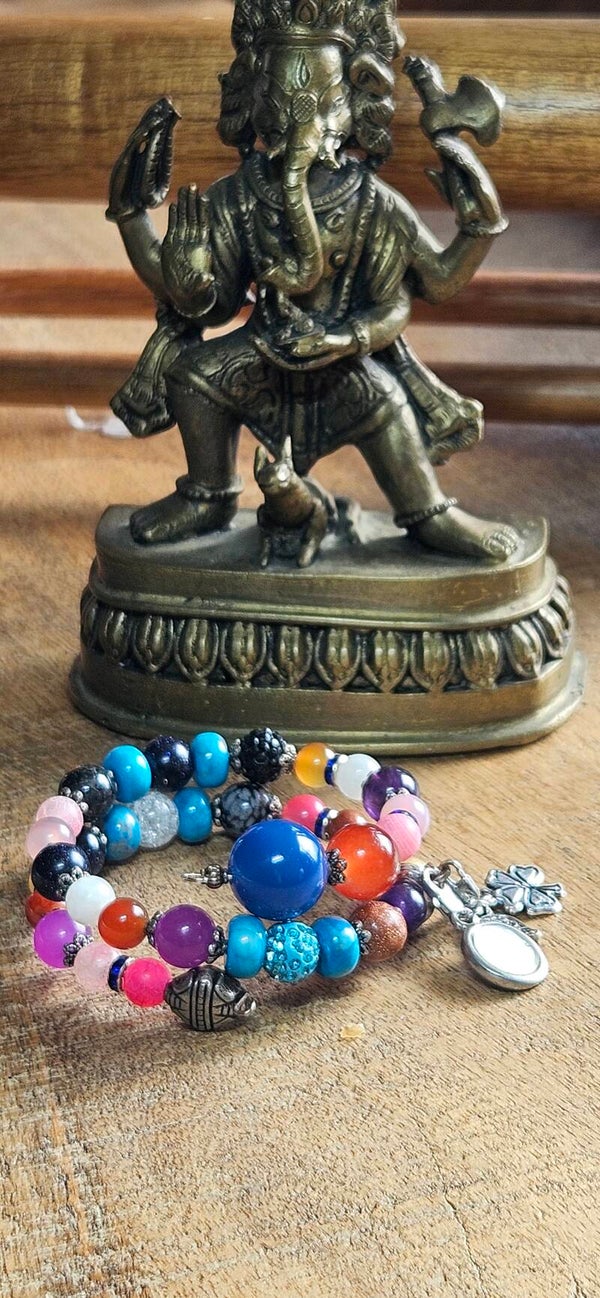 Handmade bracelet with Agat, Howliet, quartsand obsidiaan