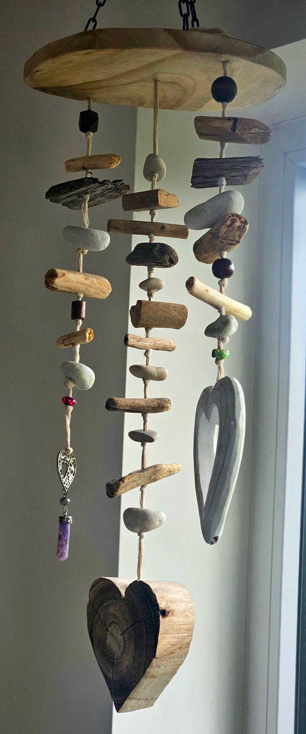 Windowdecoration out of mangowood, driftwood, pebbles en amethist