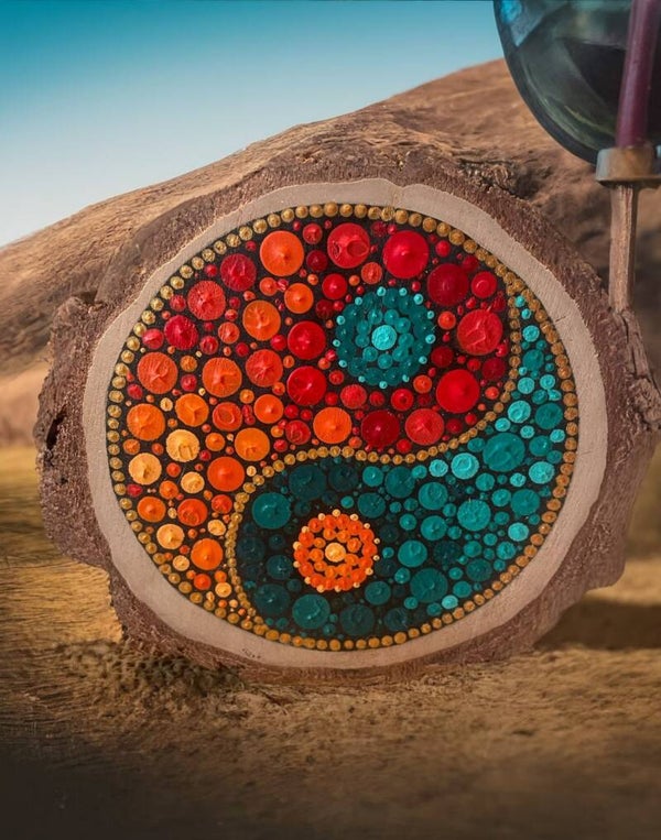 Doorsnee Boomstam met Dotpainting design Ying Yang