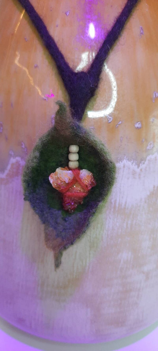 Vilten ketting met Vanadeniet in verwerkt