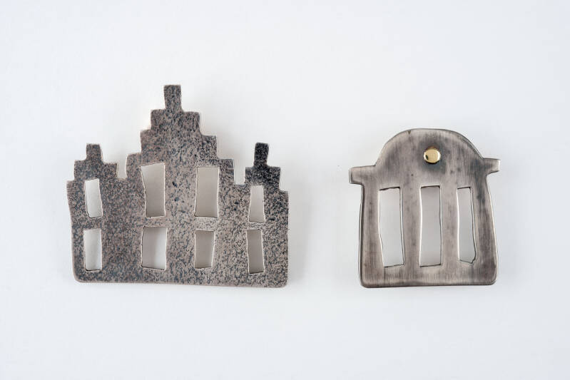 Handgemaakte broche geïnspireerd op huisjes - grachtenpandjes.  Zilver.  Handgemaakt door Marlies van Velzen.