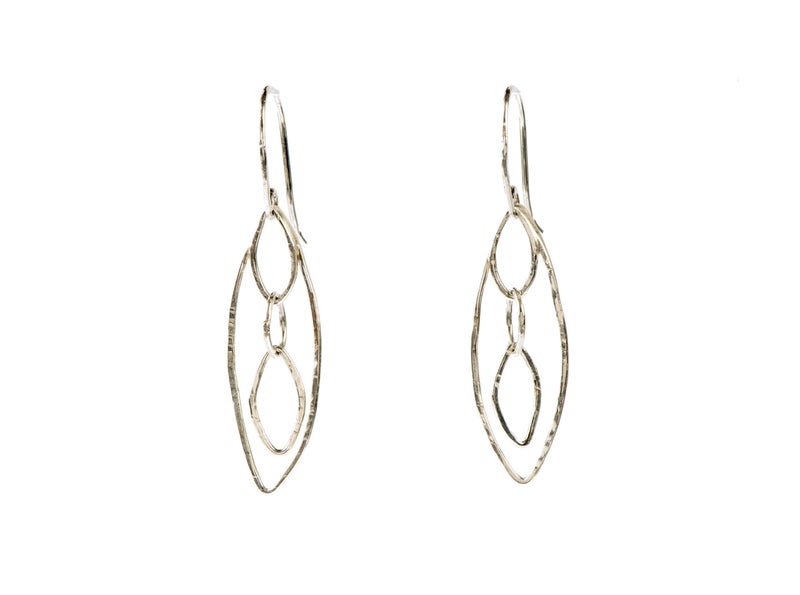 Oorbellen in de vorm van een ellipsvormigblad en waterdruppel. Zilver.  Handgemaakt  door  Marlies van Velzen.