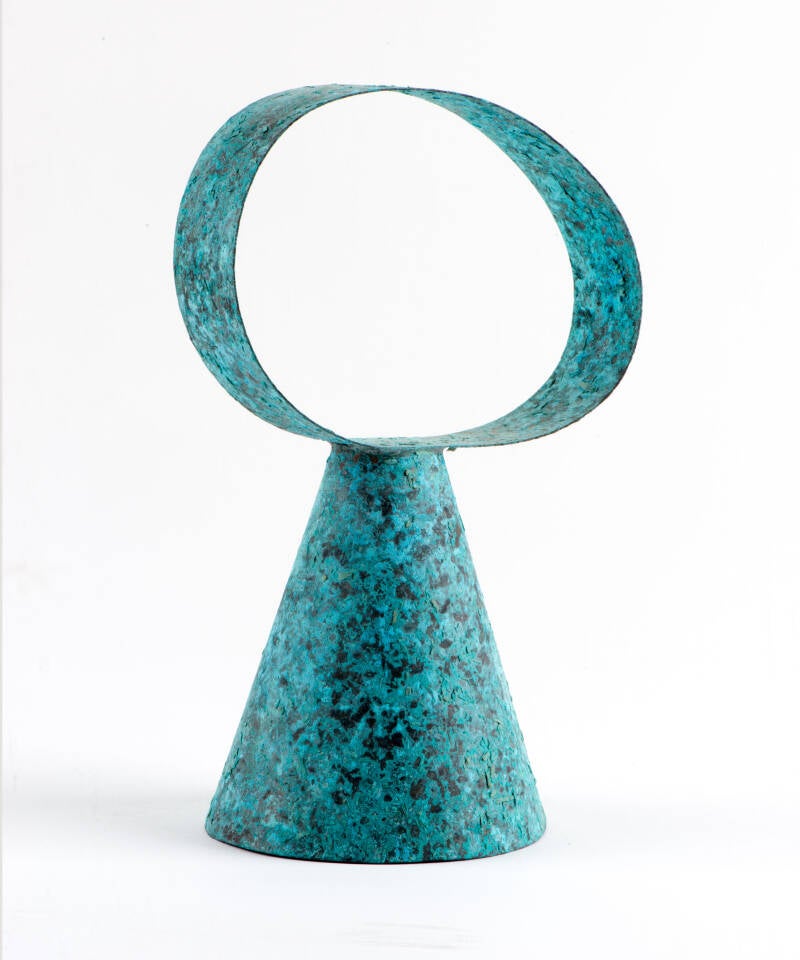 Groen gepatineerd koper in de vorm van een abstracte kop en lijf . ç