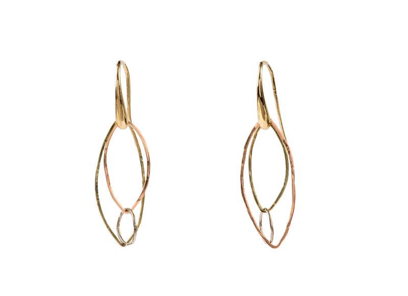 Oorbellen in de vorm van een ellipsvormigblad en waterdruppel. Goud. Handgemaakt  door  Marlies van Velzen.