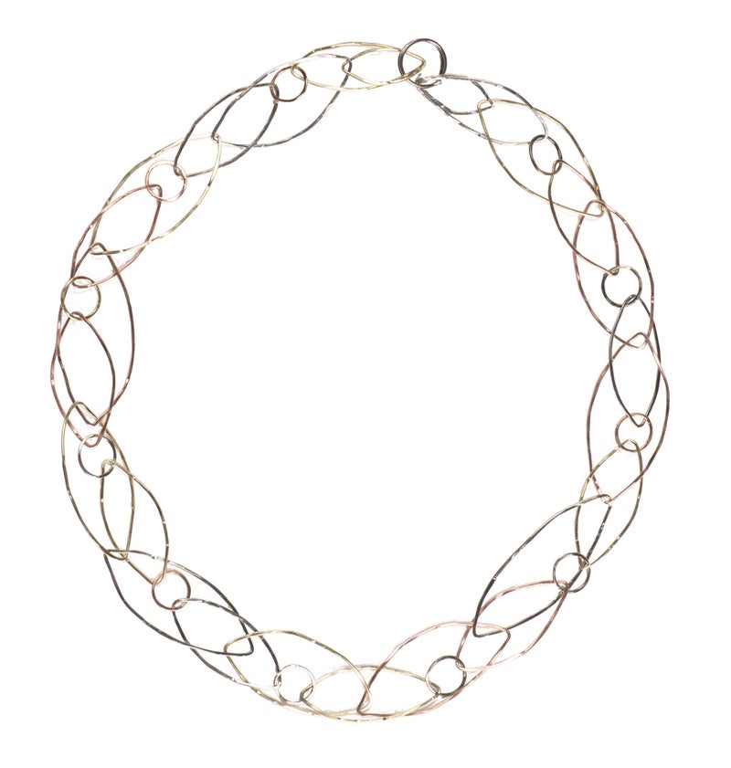 Ketting in de vorm van een ellipsvormigblad en waterdruppel. Goud. Handgemaakt  door  Marlies van Velzen.