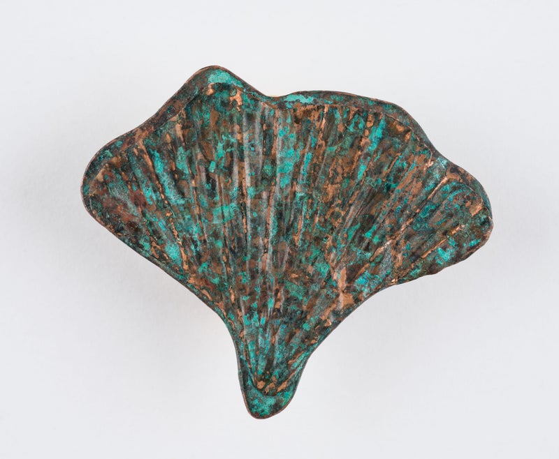 Broche in de vorm de blaadjes van een Ginkgo. Gepatineerd koper. Handgemaakt  door  Marlies van Velzen.