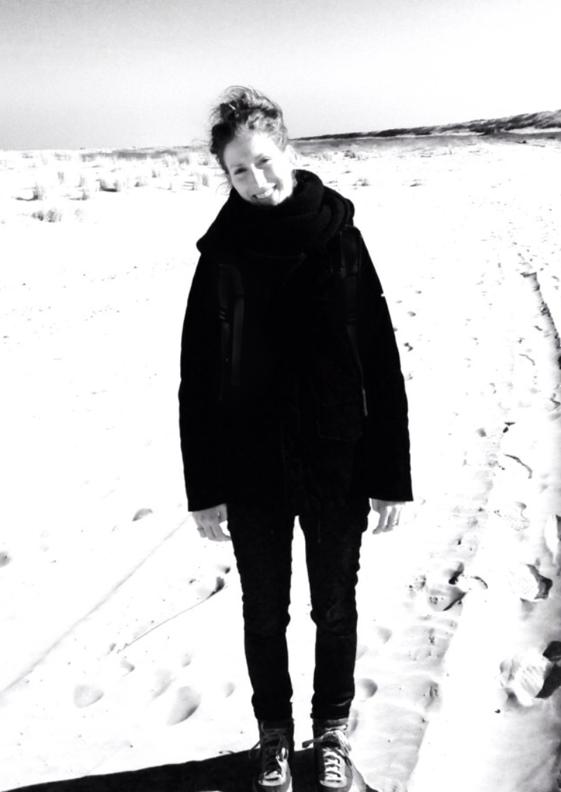 Foto eigenaar Giant Leap Coaching op het strand met glimlach