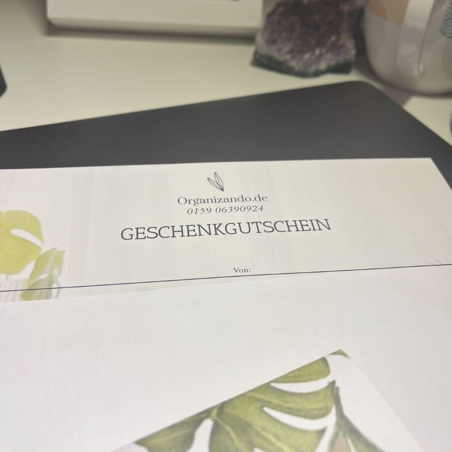 Du kannst bei mir einen Gutschein für eine Ordnungssession ab 3 Stunden kaufen, zum Beispiel für Küche, Kinderzimmer, Garderobe, Keller, Kleiderschrank oder Home Office.