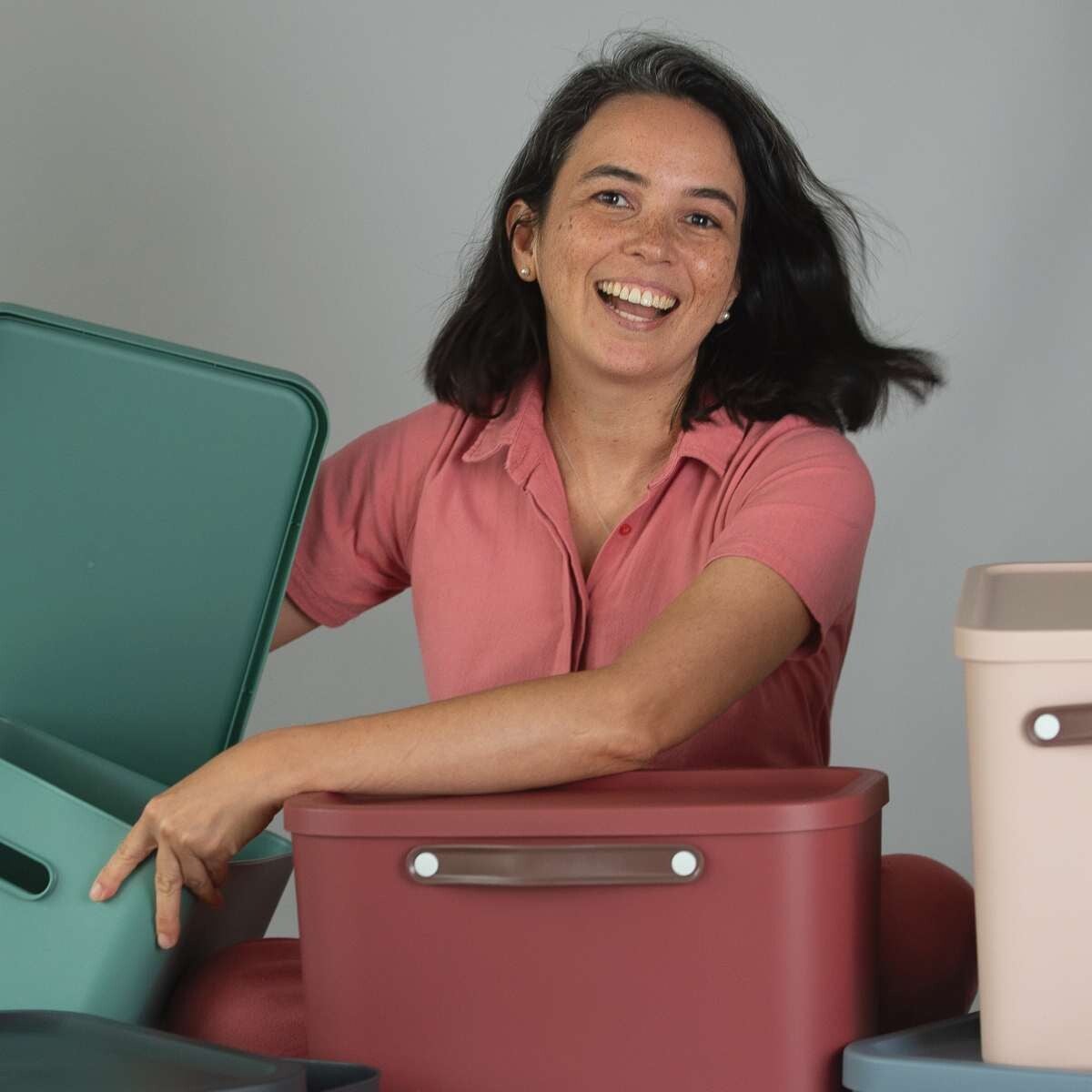 Ich begleite Familien direkt zuhause beim:  • Ausmisten • Organisieren von Küche, Bad, Kleiderschrank und Kinderzimmer • Vorbereiten auf Umzüge. Was ich als Professional Organizer mache