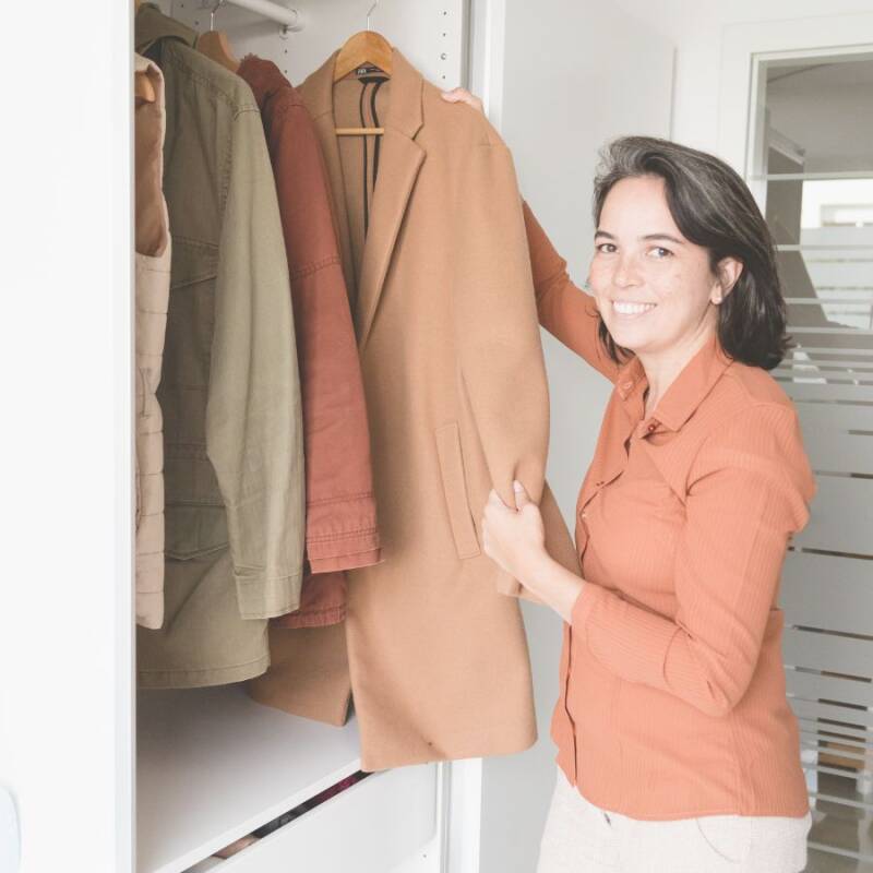 Esslingen - Ich bringe Erfahrung, Zertifizierungen in KonMari und Clutterbug und eine gute Portion Humor mit. Sehr hilfreich, wenn ein Schrank beim Öffnen schon eine Meinung hat.