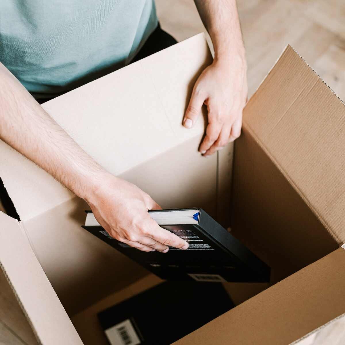 Bei Familien achte ich besonders darauf, welche Bereiche im neuen Zuhause sofort funktionieren müssen. Eingang, Küche, Kinderzimmer, Bad, Kleiderschränke und Aufbewahrung für saisonale Sachen.