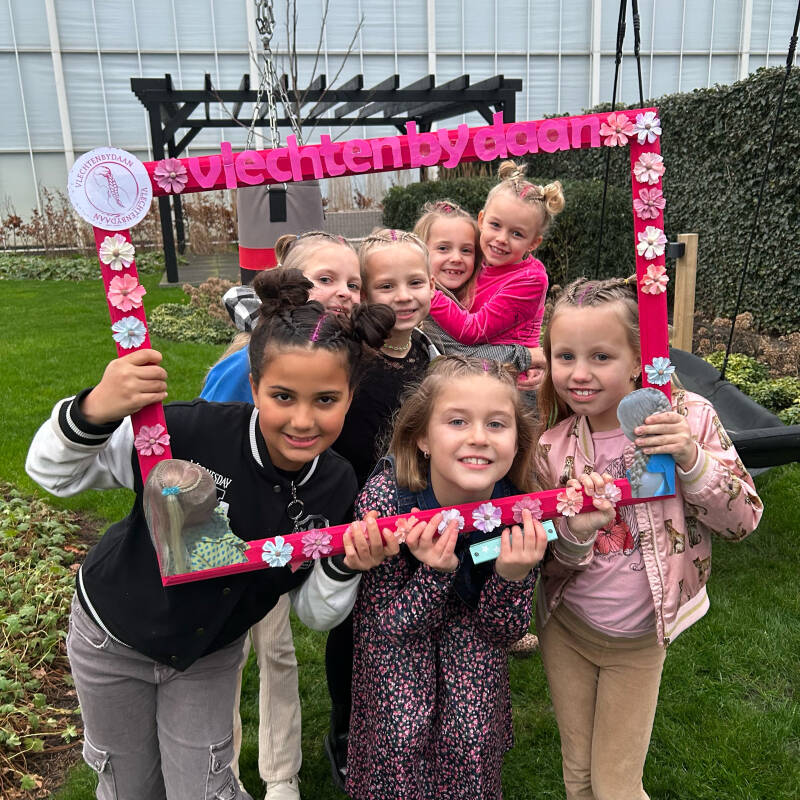 Vlechten, haaraccessoires, kinderfeestjes Westland, hair feather, glitter tattoo, kinder zonnebril, haarstyle, todlerhairstyle, feestkapsel, braids, vlechten, kids haarstyle, glitterhair, haarbandjes, babyclipjes, haarglitters, glittergel, elastiekjes, kl