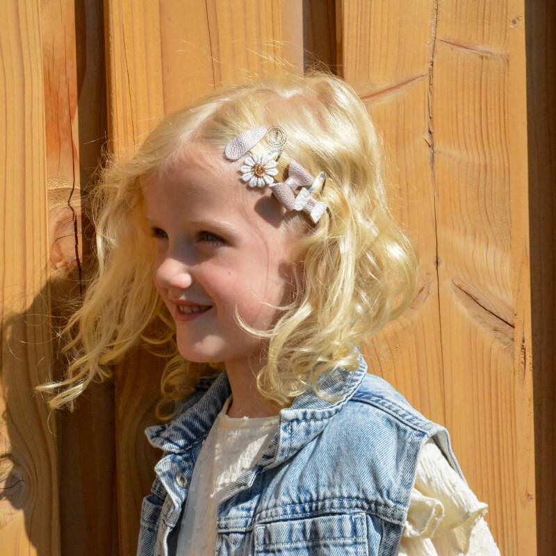 Vlechten, haaraccessoires, kinderfeestjes Westland, hair feather, glitter tattoo, kinder zonnebril, haarstyle, todlerhairstyle, feestkapsel, braids, vlechten, kids haarstyle, glitterhair, haarbandjes, babyclipjes, haarglitters, glittergel, elastiekjes, kl