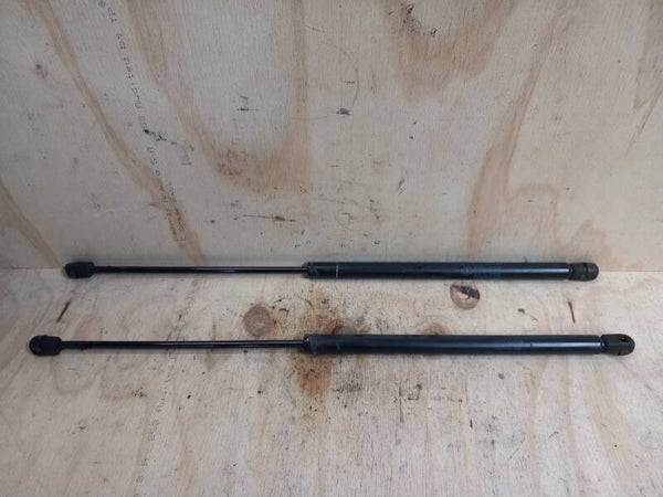 Mitsubishi Carisma Gasveer Achterklep Set MB927791