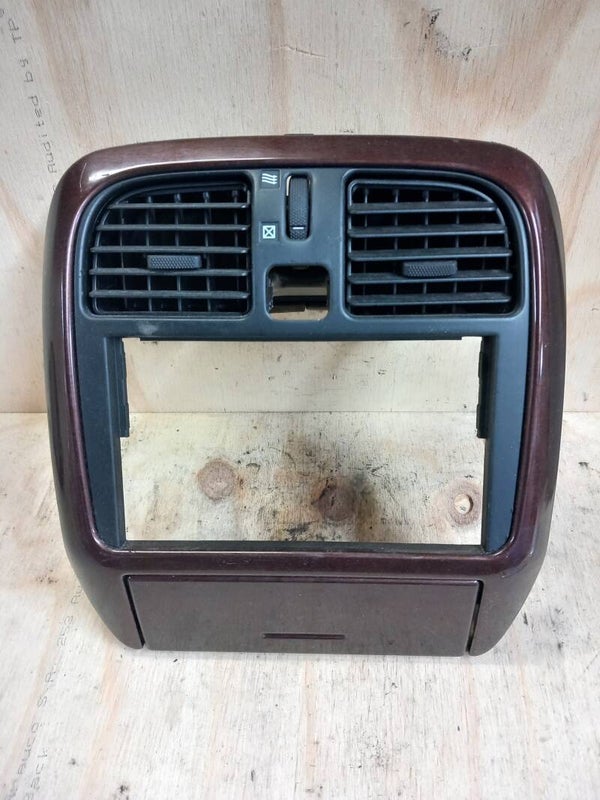 Mitsubishi Carisma Luchtrooster Dashboard Midden MR798447