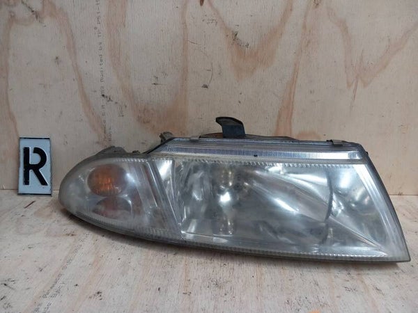 Mitsubishi Carisma Koplamp Rechts Hella MR485384
