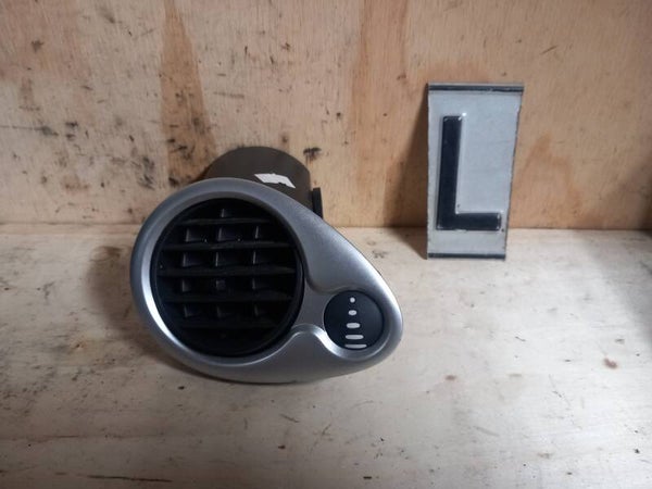 Renault Clio III Luchtrooster Links Voor D6246242