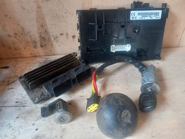 Renault Clio II 1.2-16V Sleutelset + ECU 8200181482