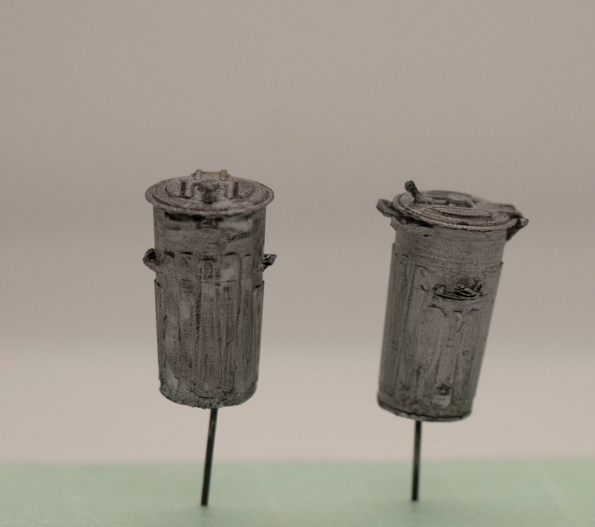 2 DDR Mülltonnen; Spur 0, 1:45