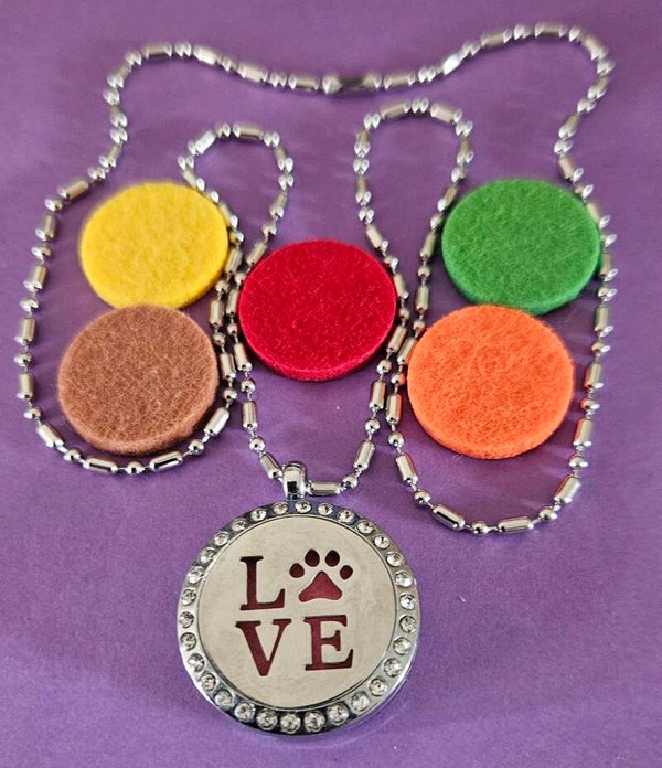 Ketting met Geurhanger Love/ poot met pads