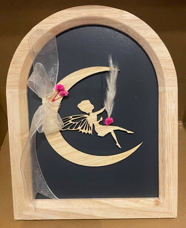 Déco PETITE FEE sur lune fait de la balançoire