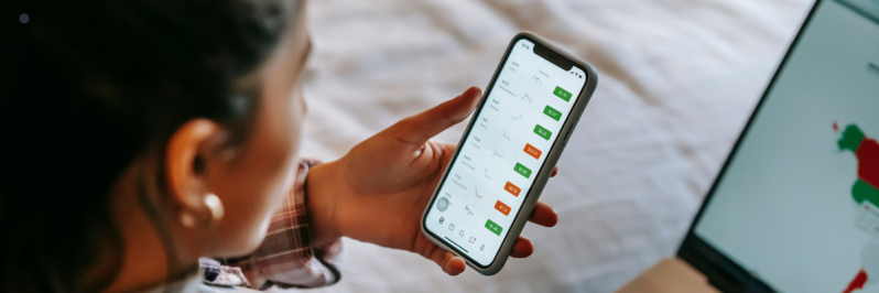 Symbolbild einer Person die ihr Aktiendepot aufbaut
