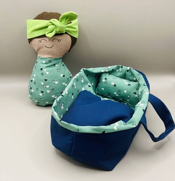 Popje met draagmandje hartjes blauw