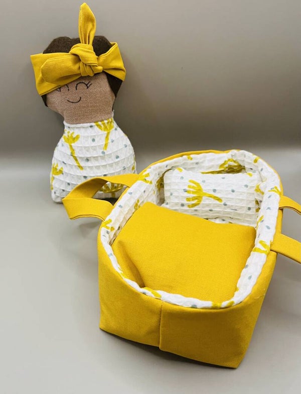 Popje met mandje geel