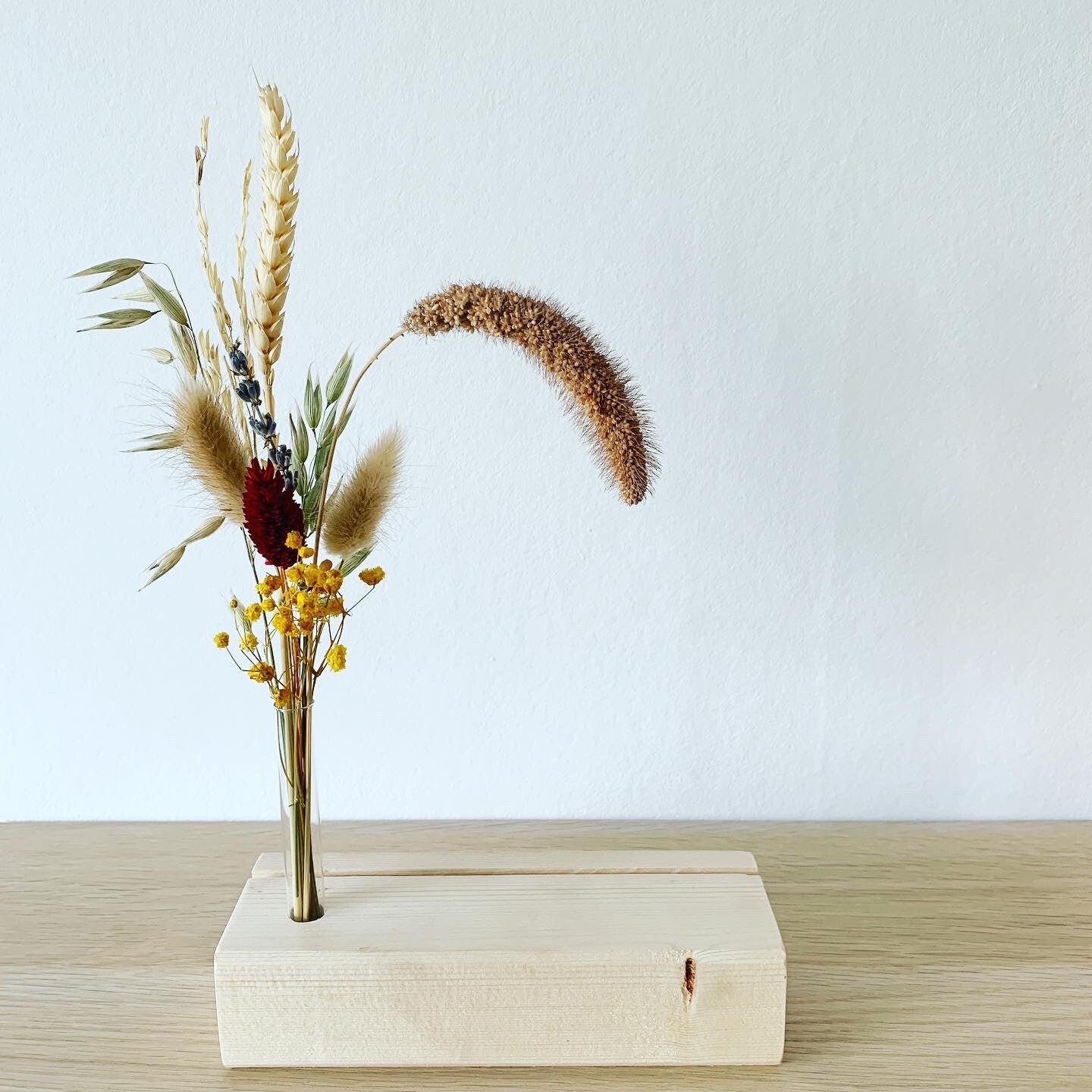 Houten blokje met droogbloemen