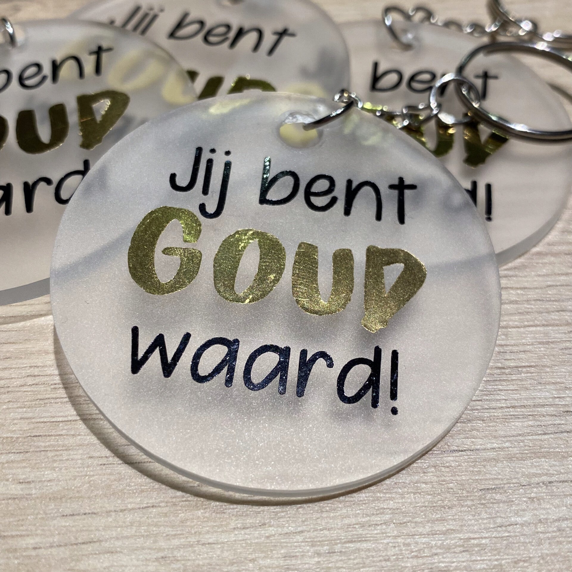 Sleutelhangers bestickerd