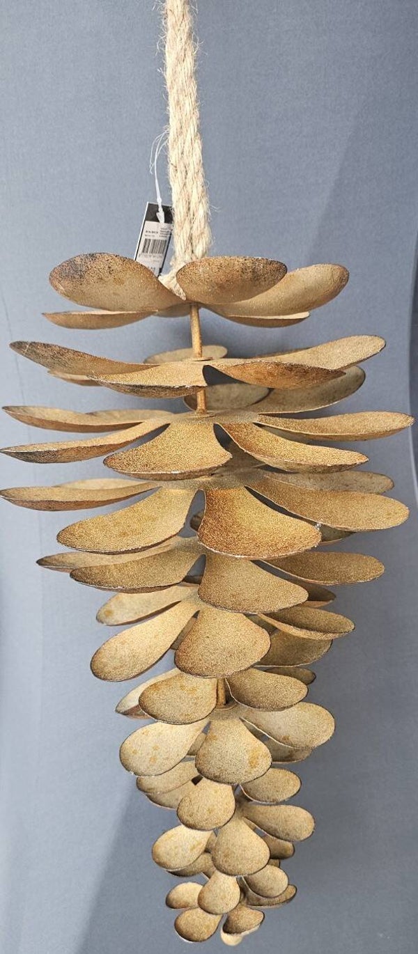 Grote roestkleurige dennenappelhanger