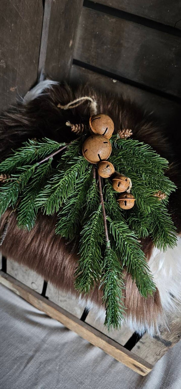 Kersttoef met roestkleurige bellen