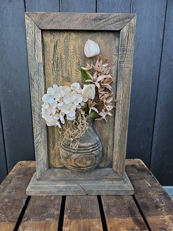 Houten wandpaneel met vaas