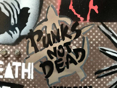 haube-punk-3-schriften-punks-not-dead-2-standard.jpg