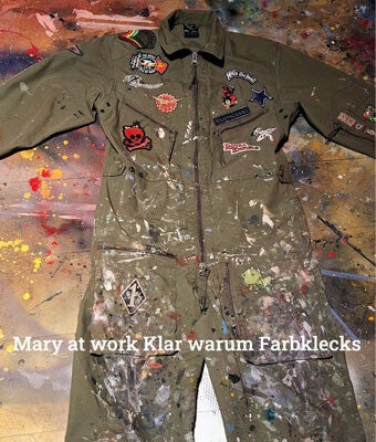 Marys Farbanzug in Form von einem Militär Jumper mit vielen Farbspritzer