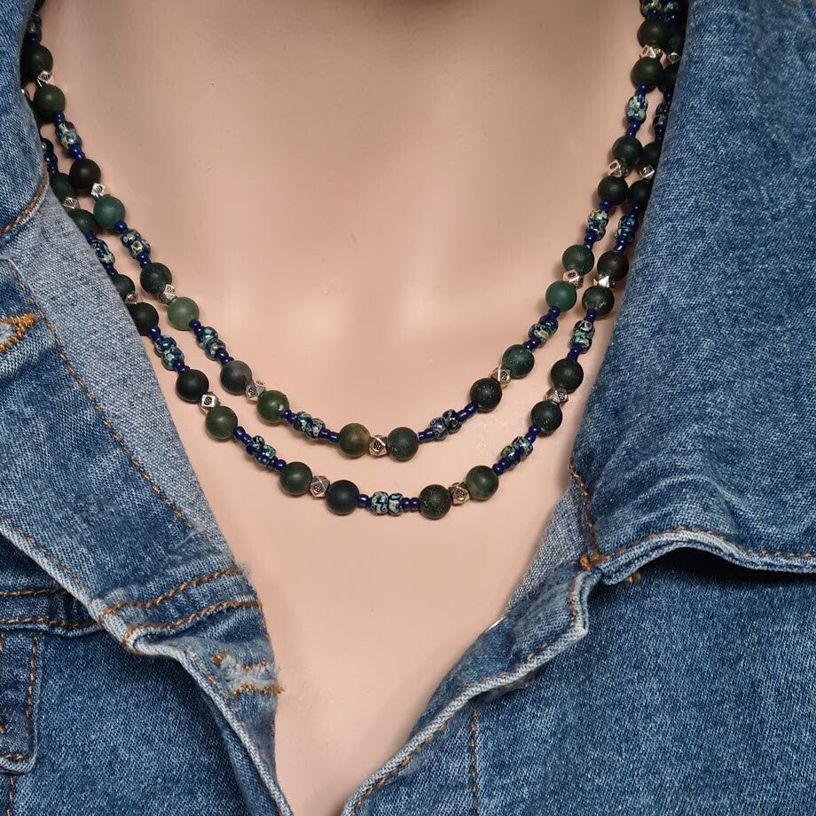 Dubbele ketting van groene en blauwe kraaltjes