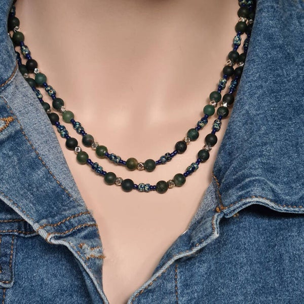 Dubbele ketting van groene en blauwe kraaltjes