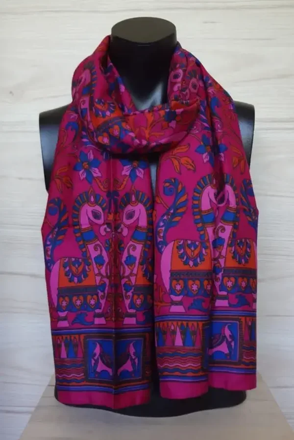 zijden sjaal met paardjes en bloemen