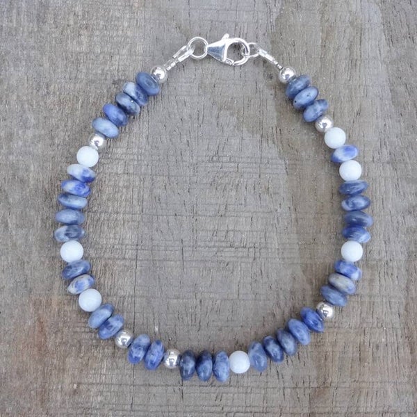 Armbandje van sodaliet en witte jade.