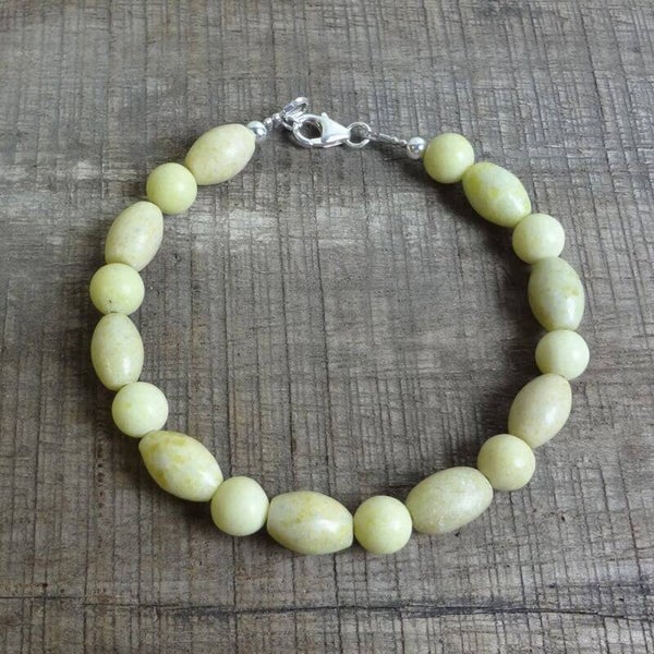 Armband van lichtgroene serpentijn