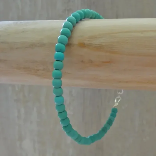 armbandje van turquoise en zilveren kraaltjes