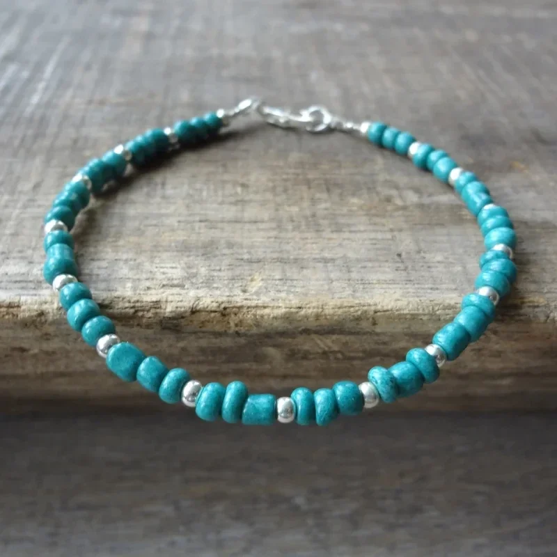 armbandje van turquoise kraaltjes